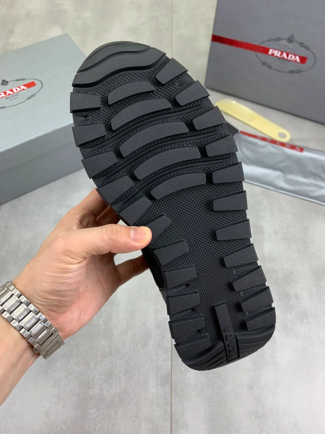 Men's men's shoes 💰P560 💰 [New style] popular models on the official website, 🆘 Trendy brand (Prada) mainly promotes popular models, avant-garde and versatile fashionable men's shoes private version mold opening, cowhide surface splicing 1:1.. Fashionable and simple, original imported cowhide lining cowhide feet; the atmosphere and personality are more fashionable, eye-catching and pursuing class. It will subvert the old idea and be a must-have for fashion trendsetters with you! Must keep it! Tall and comfortable, large and low, high-end quality workmanship. Size: 38-44 3️⃣colors available.